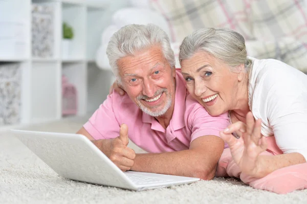 Gelukkige Senior Paar Laptop Thuis Gebruiken — Stockfoto