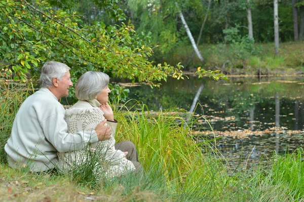 Feliz Pareja Ancianos Sentado Parque Cerca Del Lago —  Fotos de Stock