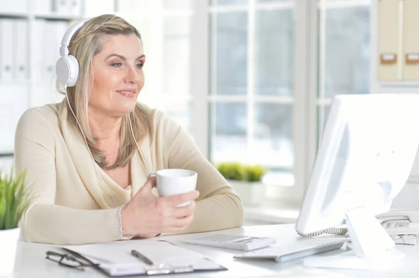 Reife Frau mit Computer — Stockfoto