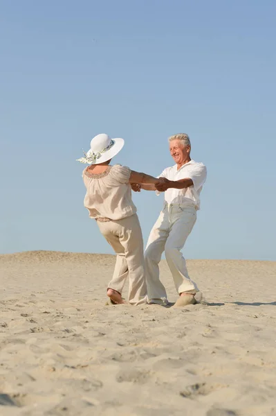 Äldre Par Kärlek Dansa Barfota Sanden — Stockfoto