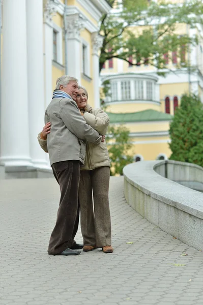 美丽的白种老夫妇的肖像拥抱在城市 — 图库照片