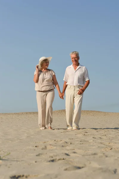 Pareja Ancianos Enamorados Caminando Descalzos Sobre Arena —  Fotos de Stock