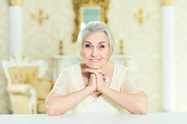 Ritratto Bella Donna Anziana Con Gioielli Posa Casa — Foto Stock