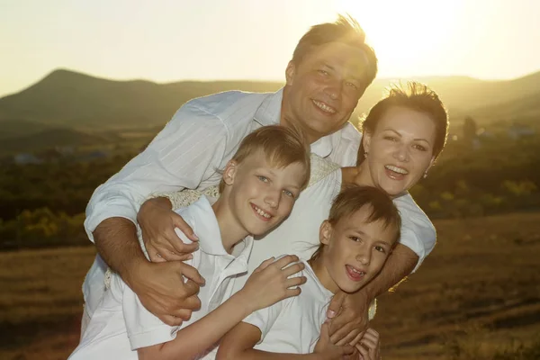 Gelukkige Familie Zomer Tarweveld Bij Zonsondergang — Stockfoto