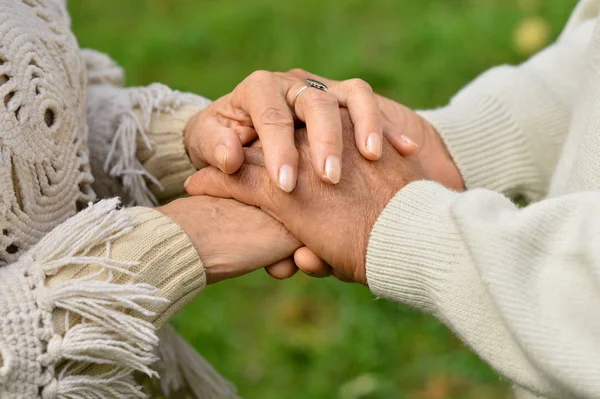 Idős pár fogja egymás kezét — Stock Fotó