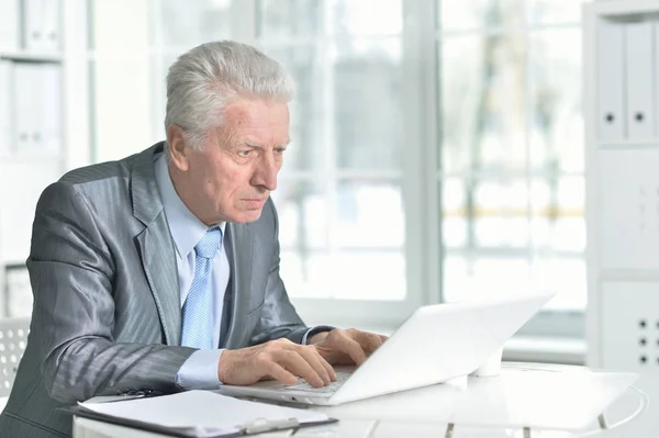 Senior man met laptop — Stockfoto