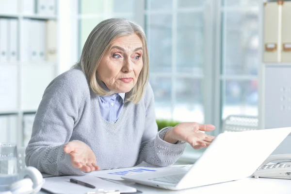 Seniorin benutzt Laptop — Stockfoto