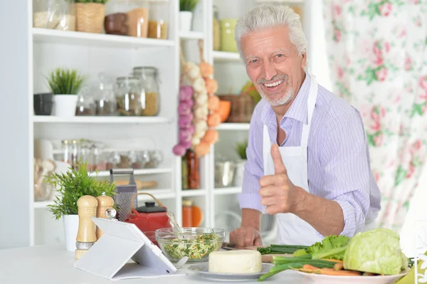 Hombre Mayor Mostrando Pulgar Hacia Arriba Mientras Prepara Cena Cocina —  Fotos de Stock