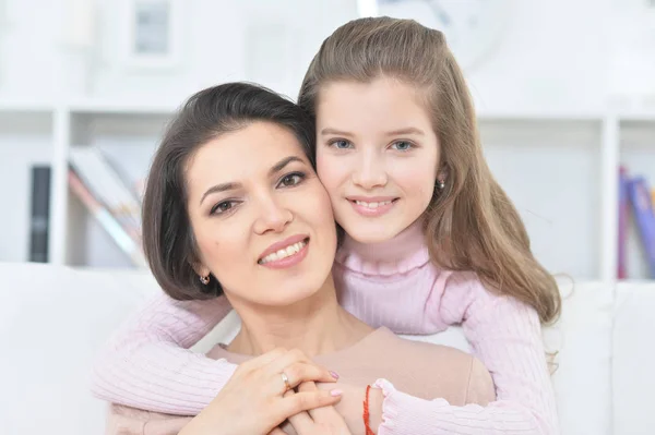 Gros Plan Portrait Une Charmante Fille Avec Maman Maison — Photo