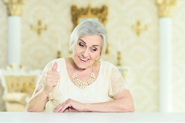 Ritratto Bella Donna Anziana Con Gioielli Posa Casa — Foto Stock