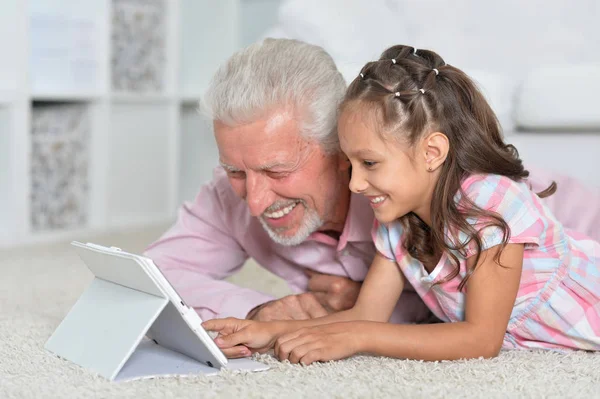 Porträt Von Mädchen Und Großvater Mit Tablet Hause — Stockfoto