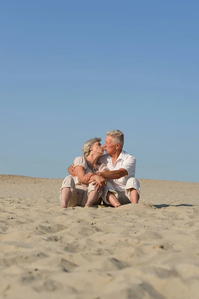 Amada Pareja Ancianos Descansando Arena Verano — Foto de Stock