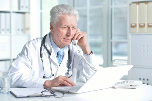 Retrato Médico Confianza Con Estetoscopio Trabajando Oficina —  Fotos de Stock