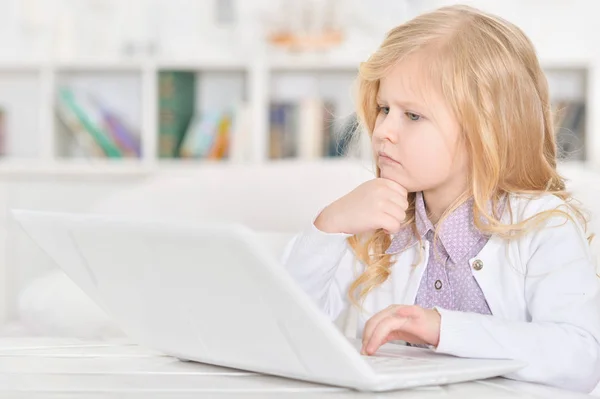 Klein meisje met laptop — Stockfoto