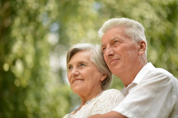 Verliefde Senior Paar Een Achtergrond Van Bomen — Stockfoto