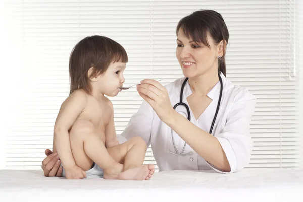 Medicul Sex Feminin Care Medicamente Copilului Spital — Fotografie, imagine de stoc