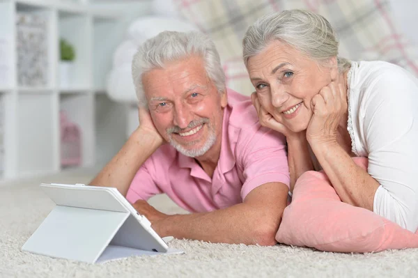 Portrait Heureux Couple Personnes Âgées Utilisant Une Tablette Maison — Photo