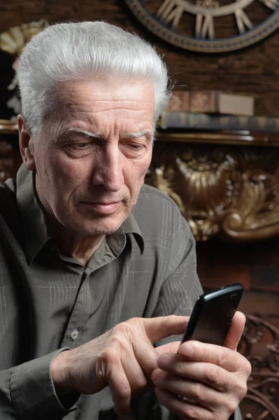 Uomo Anziano Con Telefono Casa — Foto Stock