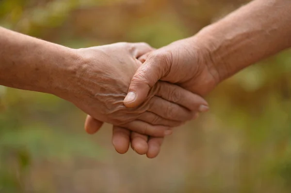 Älteres Ehepaar hält Händchen — Stockfoto