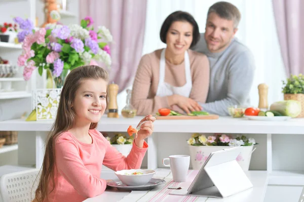 Lächelndes Mädchen Beim Essen Und Der Küche Mit Den Eltern — Stockfoto