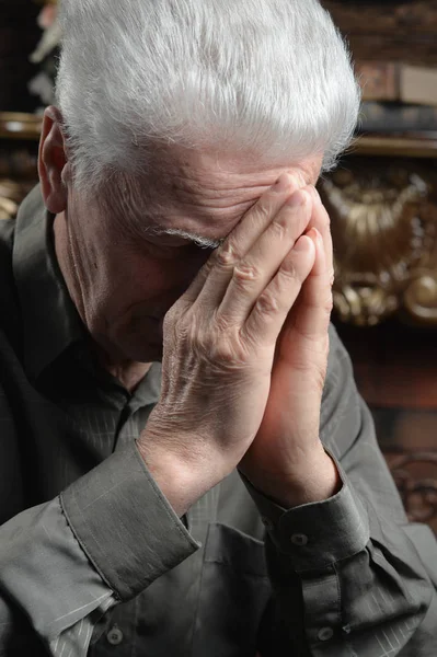 Porträt Eines Traurigen Älteren Mannes Der Hause Betet — Stockfoto