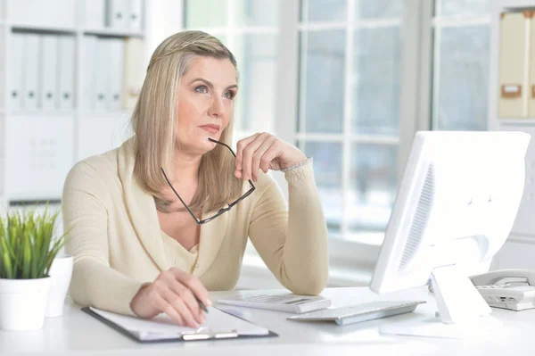 Volwassen vrouw met behulp van computer — Stockfoto