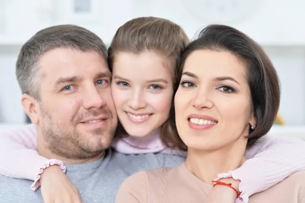 Cerca Retrato Linda Niña Con Sus Padres Posando —  Fotos de Stock