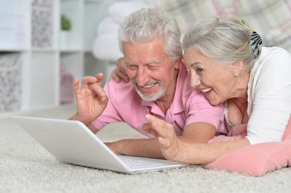 Feliz Pareja Ancianos Utilizando Ordenador Portátil Casa — Foto de Stock