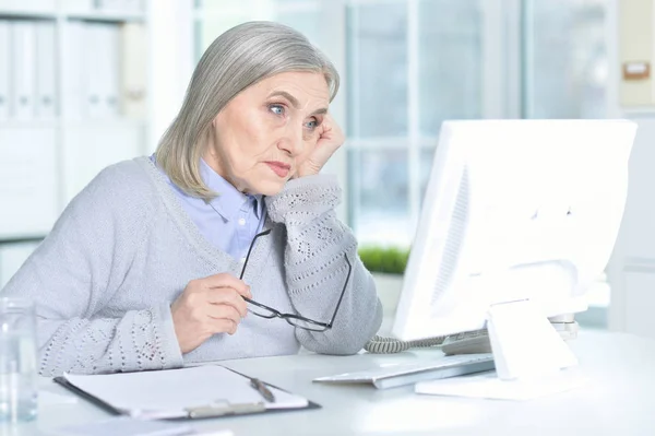 Senior Vrouw Die Werkt Aan Tafel Met Computer — Stockfoto