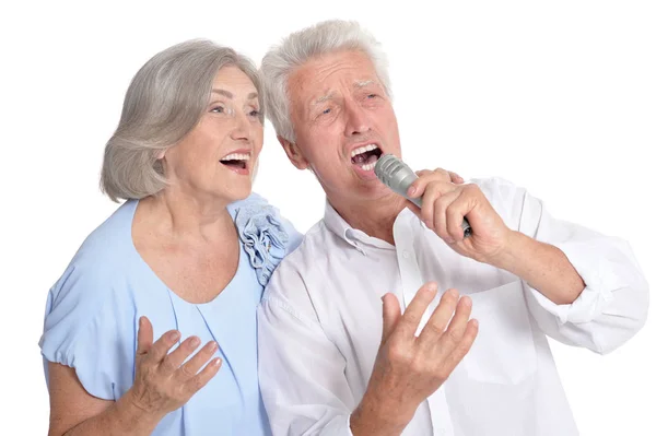 Casal Sênior Cantando Karaoke Isolado Fundo Branco — Fotografia de Stock