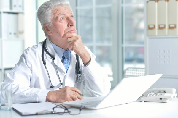 Ritratto Medico Sesso Maschile Anziano Fiducioso Con Stetoscopio Che Lavora — Foto Stock