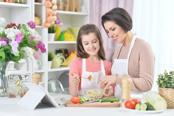 Lächelnde Mutter Und Tochter Kochen Gemeinsam Der Küche — Stockfoto
