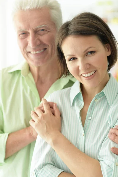 Hombre mayor con hija adulta — Foto de Stock