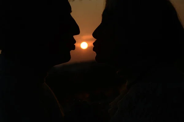 Feliz Pareja Ancianos Hermosa Puesta Del Sol — Foto de Stock