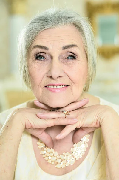 Portret Van Mooie Senior Vrouw Met Sieraden Thuis Poseren — Stockfoto