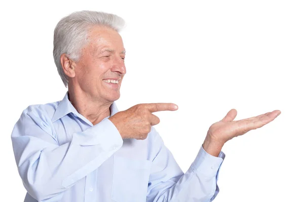 Älterer Mann Zeigt Auf Weißen Hintergrund — Stockfoto