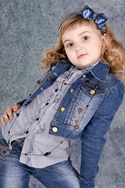 Schattig Klein Meisje Jeans Jasje Poseren Studio — Stockfoto