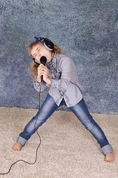 Belle Petite Fille Avec Microphone Maison Chantant — Photo