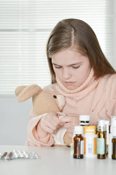 Ziek Meisje Met Speelgoed Medicijnen Zitten Aan Tafel — Stockfoto