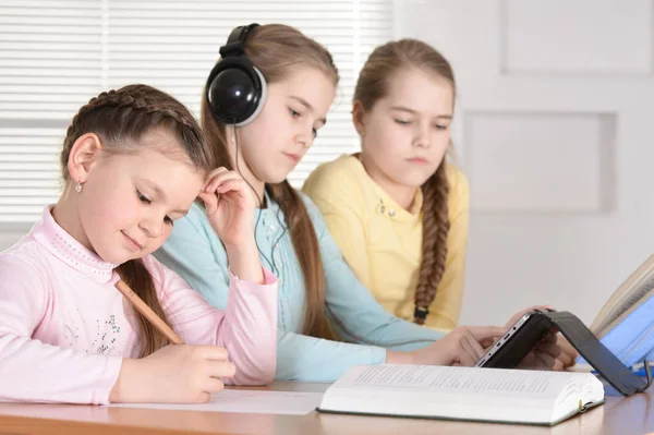 Mooie Meisjes Huiswerk Aan Tafel — Stockfoto