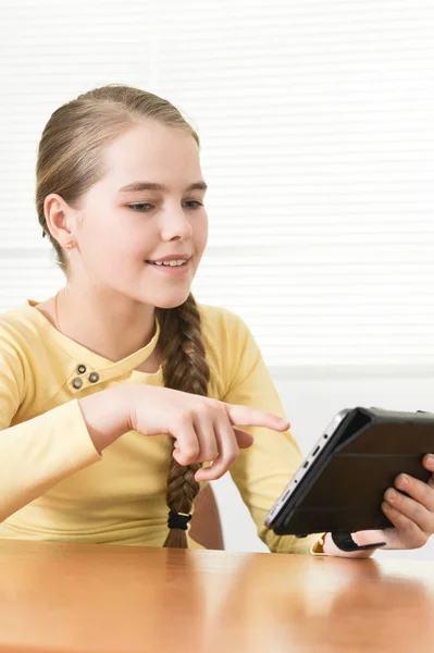 Tiener Meisje Zittend Aan Tafel Met Behulp Van Tablet — Stockfoto