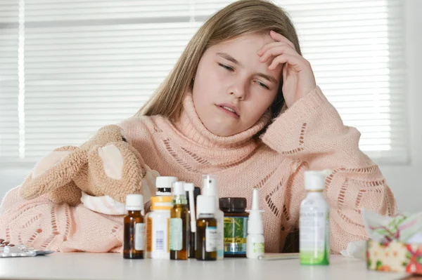 Junges Krankes Mädchen Sitzt Mit Spielzeug Und Medikamenten Tisch — Stockfoto