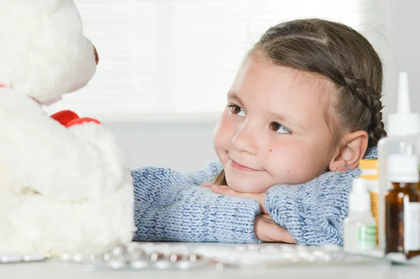 Meisje in een blauwe trui — Stockfoto