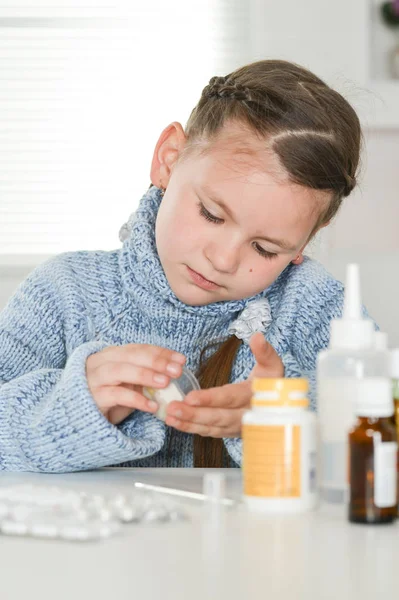 Junges Krankes Mädchen Nimmt Medikamente Während Tisch Sitzt — Stockfoto