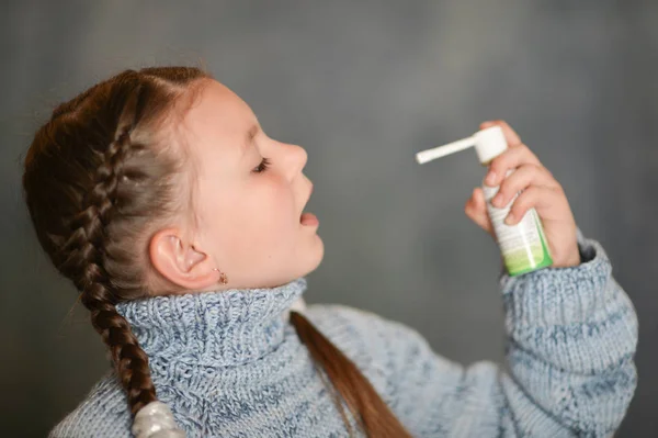 Retrato Menina Doente Bonito Com Spray — Fotografia de Stock