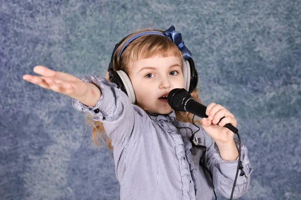 Menina Bonita Com Microfone Casa Cantando — Fotografia de Stock