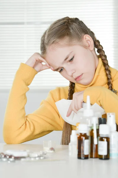 Junges Mädchen Mit Medikamenten Tisch — Stockfoto