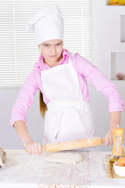 Schattig Meisje Bakken Keuken Thuis — Stockfoto