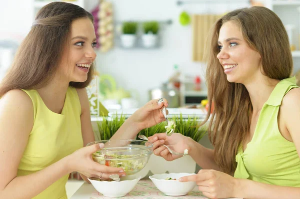 Mulheres jovens comendo salada — Fotografia de Stock