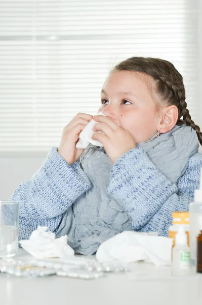 テーブルに座っての薬と病気の少女 — ストック写真